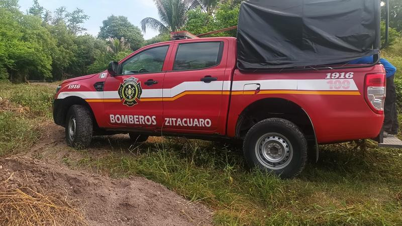 Bomberos buscan a masculino desaparecido en arroyo de Huetamo, Michoacán 