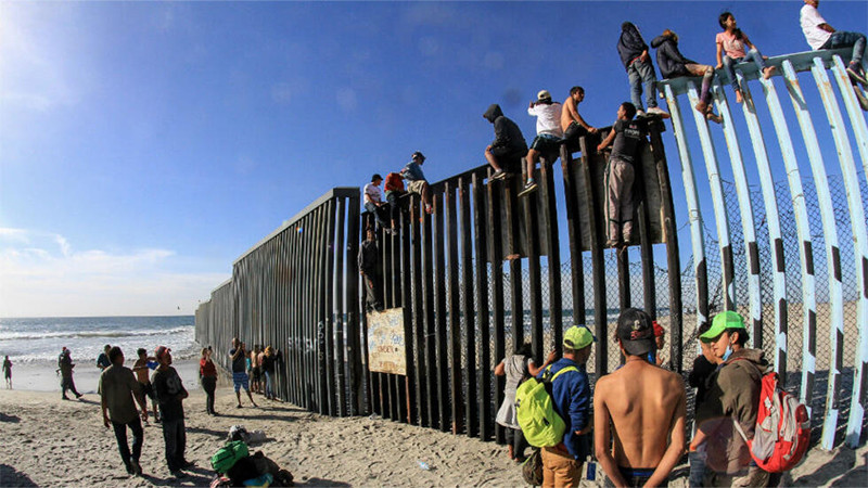 Migrantes cruzan ilegalmente a EE. UU. por abertura bajo el muro fronterizo en Tijuana 