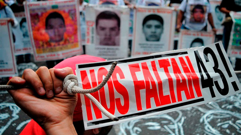 A 9 años del caso Ayotzinapa, normalistas se manifiestan en las instalaciones del Centro Nacional de Inteligencia y lanzan cohetones 