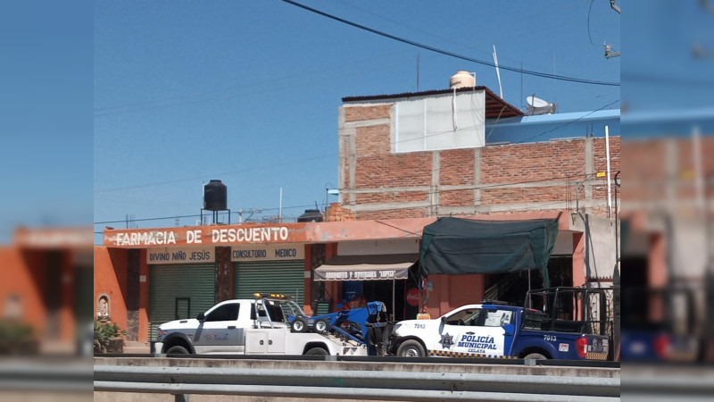 Persecución en Celaya, deja una camioneta de la policía municipal  dañada