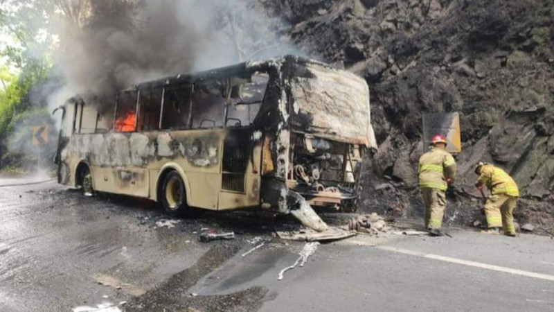 Se incendia autobús de pasajeros en carretera Tepic- Villa Unión; no se reportan heridos 