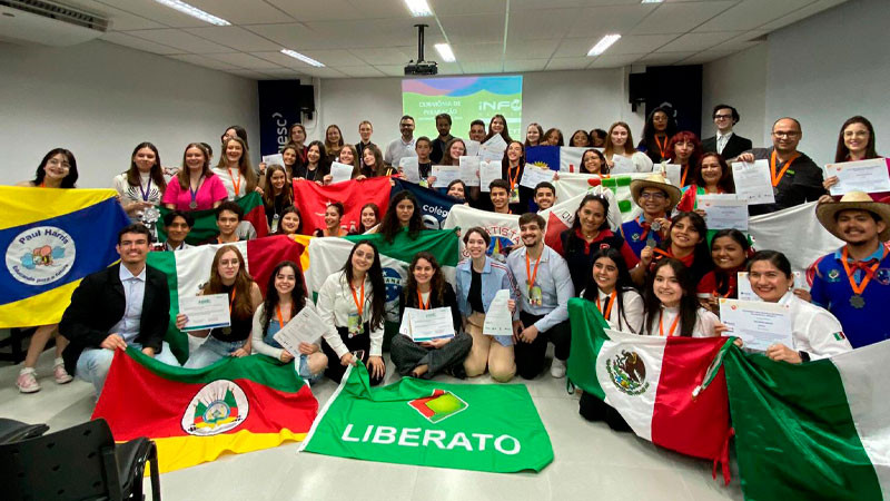 Se la rifa alumno del Cecytem; gana 3 premios de ciencia en Brasil 