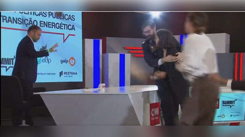 Activistas lanzan tinta verde a ministro portugués durante Cumbre de la CNN 
