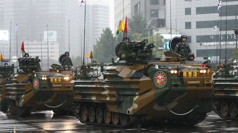 Corea del Sur exhibe su poderío militar en desfile; el primero en una década 
