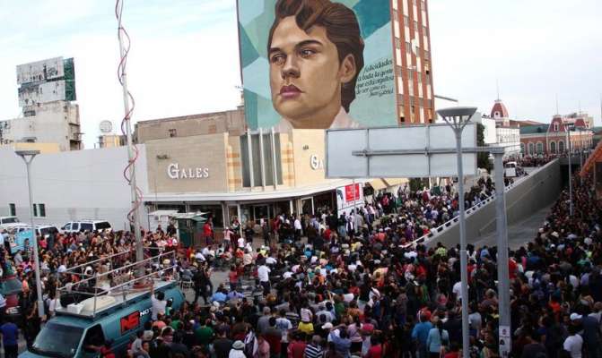 Cenizas de Juan Gabriel entran a territorio mexicano  