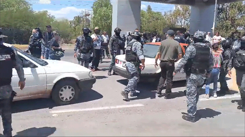 Familiares realizan bloqueo carretero para exigir la aparición de siete jóvenes de Zacatecas  