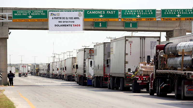 Tras cierres de puentes fronterizos, se reportan 8 mil tráileres varados en Ciudad Juárez esperando cruzar a EU 