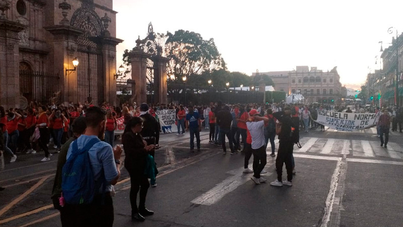 Llega contingente normalista a Palacio de Gobierno de Michoacán