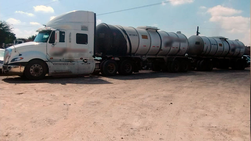 Recuperan tractocamión con 63 mil litros de hidrocarburo en carretera de San Luis Potosí 