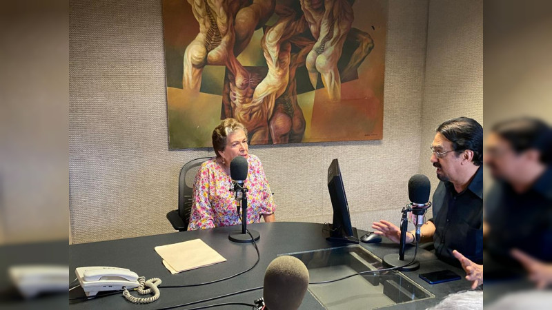 Maestra Yolanda Sereno dona parte de su obra de Arte Plumario a la UMSNH