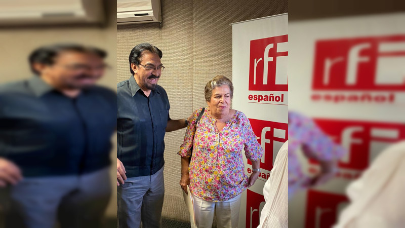 Maestra Yolanda Sereno dona parte de su obra de Arte Plumario a la UMSNH