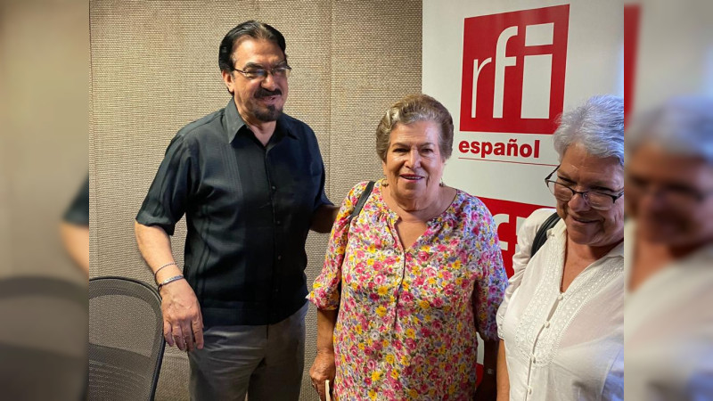 Maestra Yolanda Sereno dona parte de su obra de Arte Plumario a la UMSNH