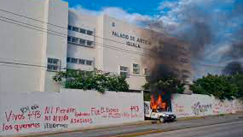 Normalistas vandalizan instalaciones del Palacio de Justicia de Iguala, Guerrero 