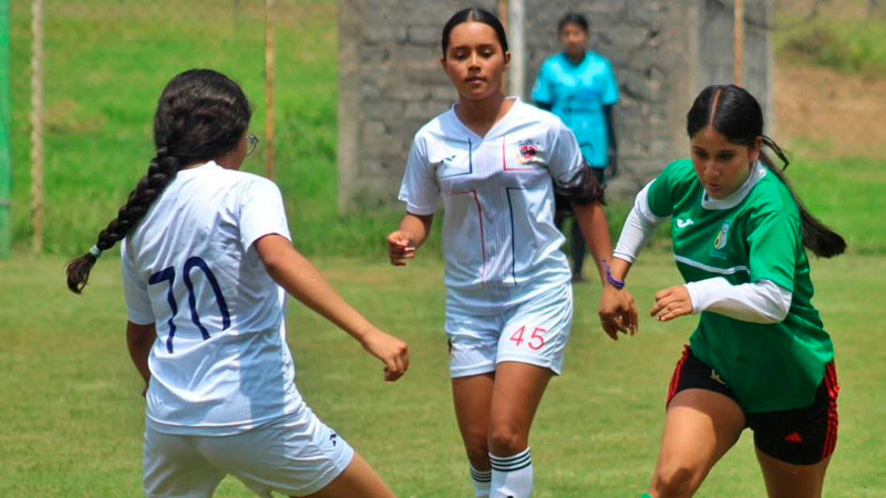Nacho Campos promueve el futbol femenil en Uruapan 