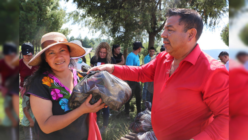 Téllez Marín hizo entrega de despensas, paquetes de huevo, pacas de teja de cartón y  mochilas en Ciudad Hidalgo