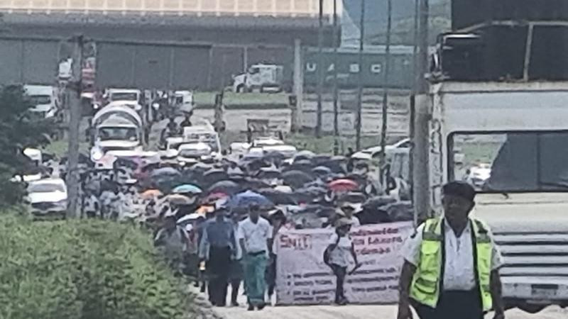 Maestros de la CNTE y SNTE marchan en Lázaro Cárdenas con diversas exigencias