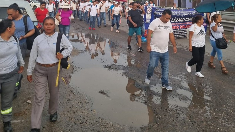 Maestros de la CNTE y SNTE marchan en Lázaro Cárdenas con diversas exigencias