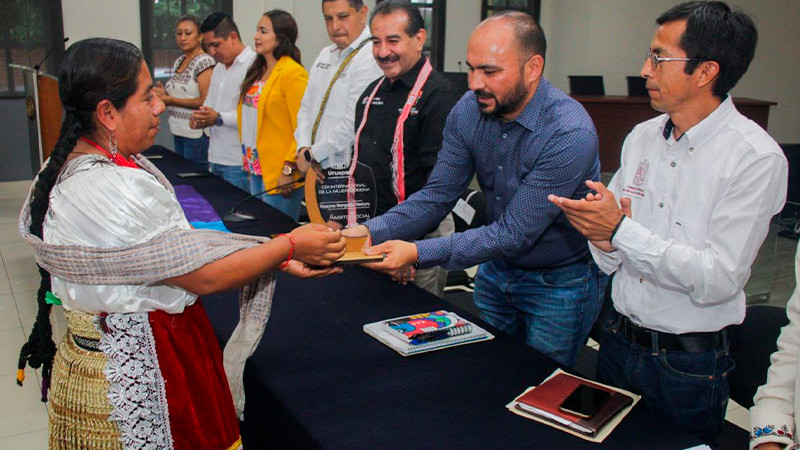 Por primera vez, Gobierno de Uruapan entrega reconocimiento a mujeres indígenas