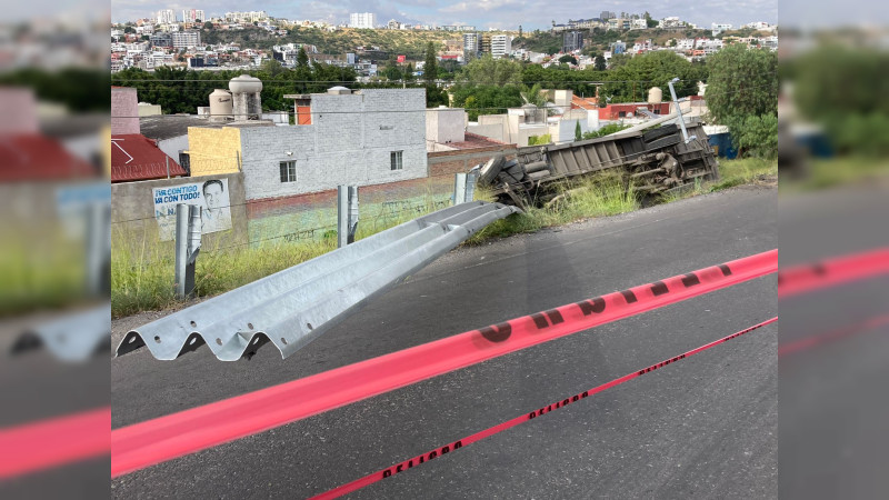 Se vuelca camión refresquero sobre la autopista México-Querétaro 
