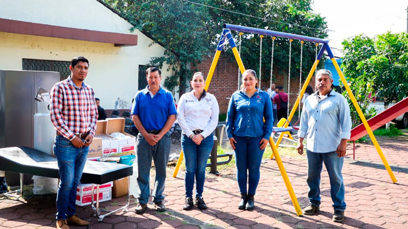 Yadira Ramírez Mora entrega insumos en Jucutacato, Uruapan 