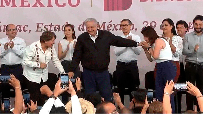 En gira de programas sociales en Edomex, alcaldesa de Tecámac besa la mano a AMLO 