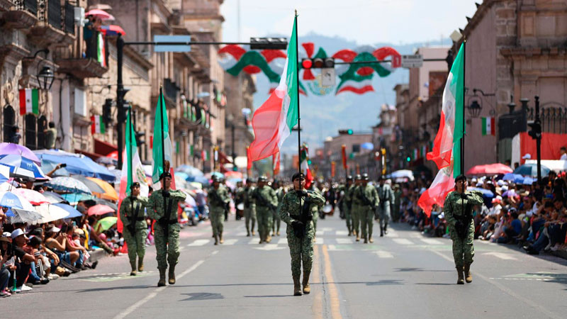 Miles disfrutan desfile cívico militar con motivo del natalicio de Morelos
