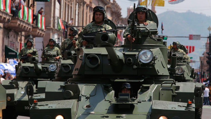 Miles disfrutan desfile cívico militar con motivo del natalicio de Morelos
