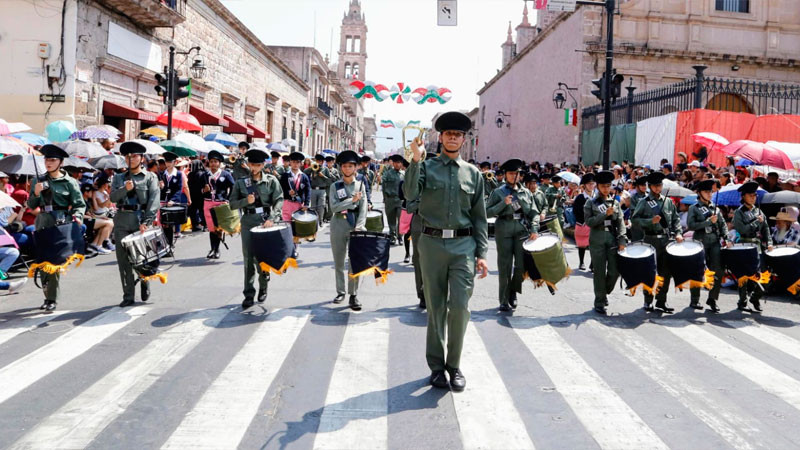 Campeones nacionales de banda de guerra escolar participan en desfile 