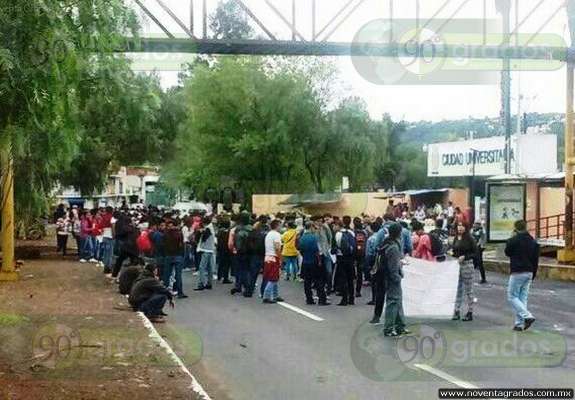 Marchan rechazados de la Universidad Michoacana en Morelia - Foto 1 