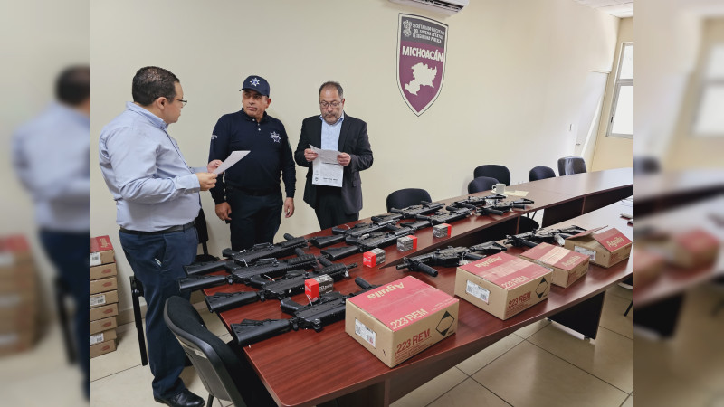La secretaria ejecutiva del Sistema Estatal de Seguridad Pública, entrega armamento a la DSP de Hidalgo