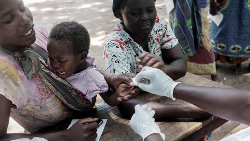 OMS aprueba una segunda vacuna contra la malaria en niños de África 