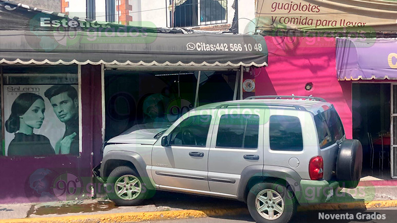 Camioneta termina dentro de una estética en la colonia Las Plazas en Querétaro 