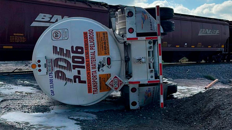 En Nuevo León una pipa intenta ganarle el paso al tren y termina ...