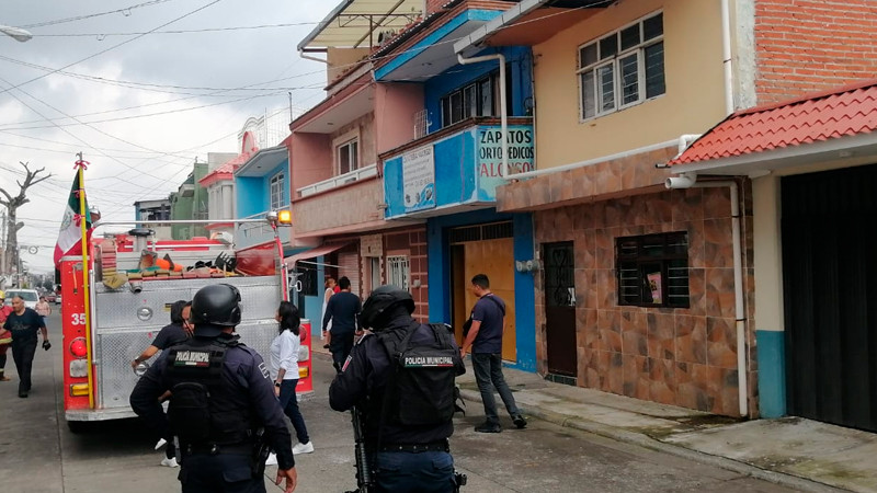 Rescatan bomberos a una ancianita mientras su casa se incendiaba, en Uruapan, Michoacán 