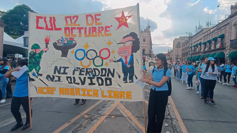 En conmemoración a los 55 años de la Matanza de Tlatelolco, estudiantes realizan marcha en Morelia