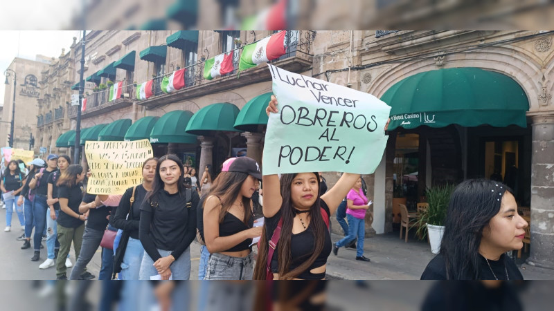 En conmemoración a los 55 años de la Matanza de Tlatelolco, estudiantes realizan marcha en Morelia