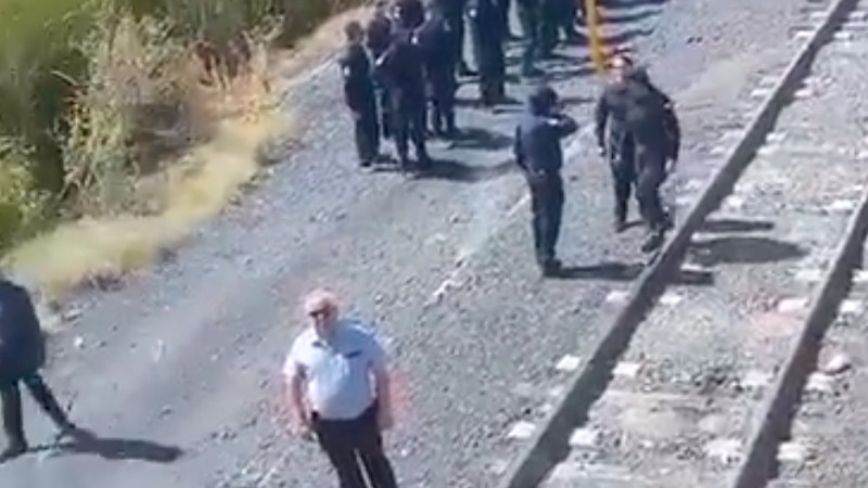 Despliegan operativo en estación de Ferromex para bajar a migrantes del tren, en Chihuahua 