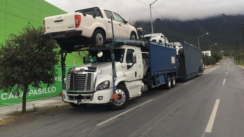 Sujetos armados roban dos vehículos nuevos de camión madrina en el Libramiento de Morelia 