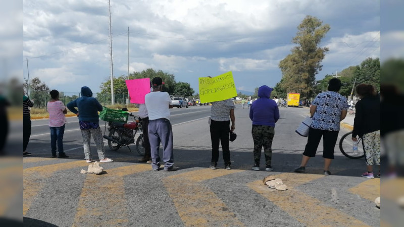 Bloquean carretera Celaya- Comonfort, exigen la destitución de delegada 