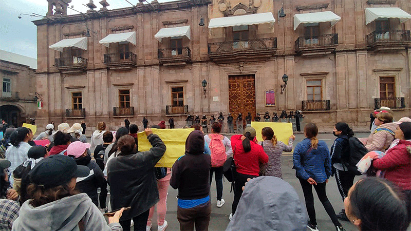Frente a Palacio de Gobierno, padres de familia de Ocampo exigen a la SEE asignación de docentes