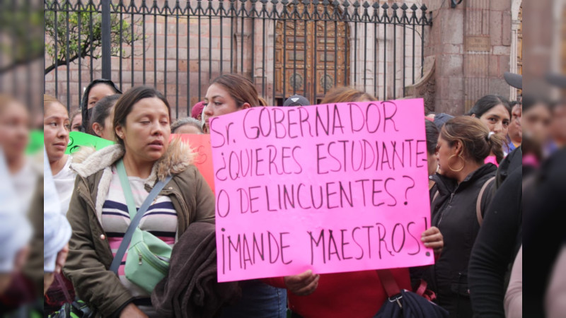 Frente a Palacio de Gobierno, padres de familia de Ocampo exigen a la SEE asignación de docentes