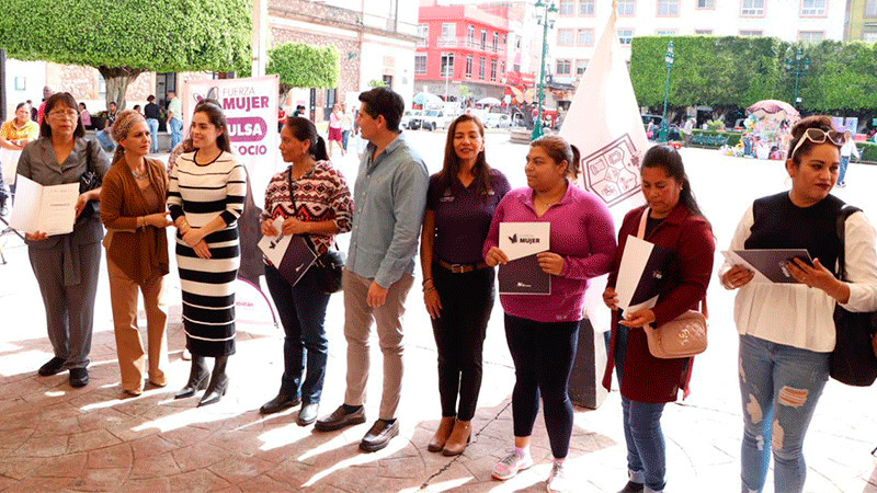 Entrega Toño Ixtláhuac créditos a mujeres emprendedoras de Zitácuaro