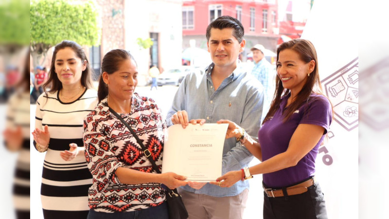 Entrega Toño Ixtláhuac créditos a mujeres emprendedoras de Zitácuaro