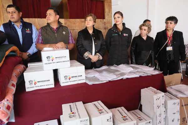 Entrega la Secretaría de Educación en Michoacán apoyos a damnificados de Uruapan - Foto 1 