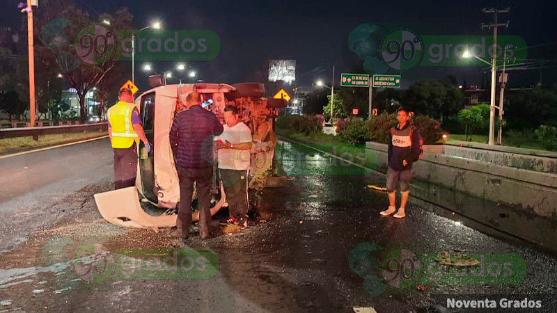 Vuelca camioneta de transporte de personal en la autopista federal Querétaro-México  