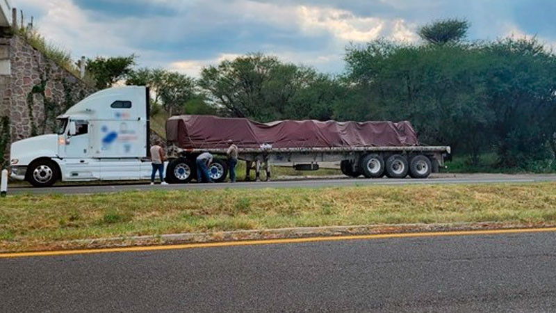 Recuperan tráiler robado con carga de 25 toneladas de acero en Jalisco  