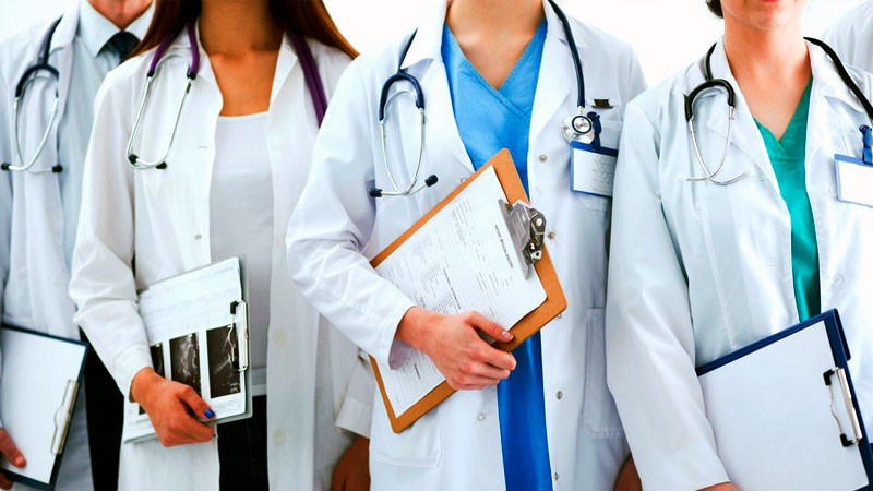 Estandarizar planes y programas de formación de profesionales de la salud mejora la atención médica 