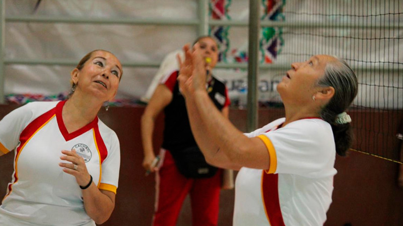 Emoción y sana competencia en competencia de cachibol en Uruapan 