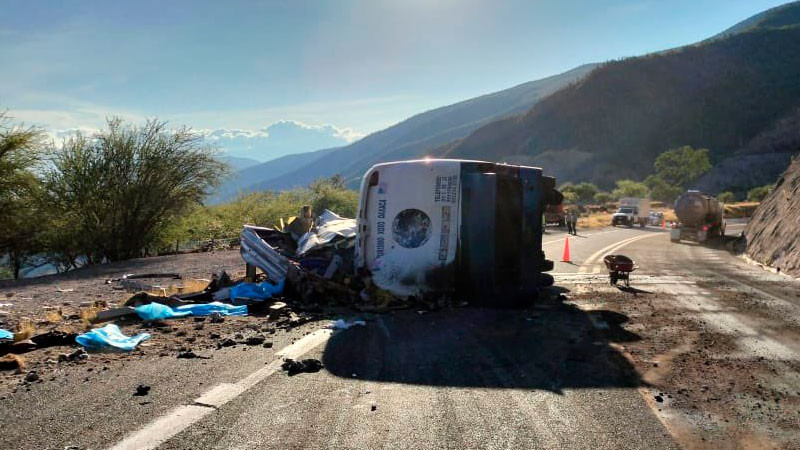 Volcadura de autobús en Oaxaca deja al menos 17 migrantes muertos 