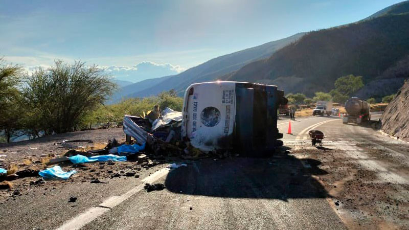 Volcadura de autobús en Oaxaca deja al menos 17 migrantes muertos